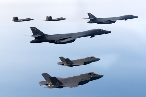 Corea del Sur y EE. UU. llevan a cabo un ejercicio aéreo combinado con el bombardero B-1B y cazas de sigilo F-22 y F-35