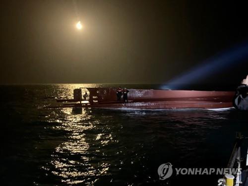(AMPLIACIÓN) Nueve pescadores se encuentran desaparecidos tras el vuelco de un barco en la costa sudoccidental