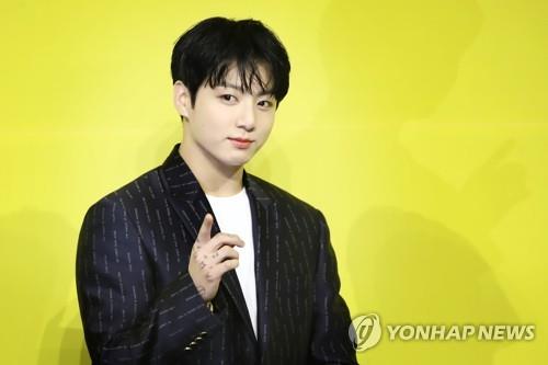 Un exfuncionario es acusado sumariamente por el supuesto intento de vender el sombrero perdido de Jungkook