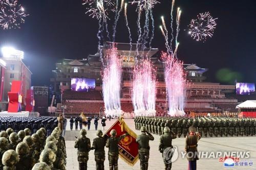 La foto, publicada, el 9 de febrero de 2023, por la Agencia Central de Noticias de Corea del Norte, muestra un desfile militar nocturno, celebrado, el día anterior, en la plaza de Kim Il-sung, en Pyongyang, con ocasión del 75º aniversario de la fundación del Ejército Popular de Corea del Norte. (Uso exclusivo dentro de Corea del Sur. Prohibida su distribución parcial o total)
