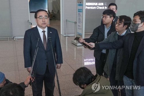 El asesor jefe de seguridad nacional de Corea del Sur, Kim Sung-han, habla ante los reporteros, el 5 de marzo de 2023, en el Aeropuerto Internacional de Incheon, al oeste de Seúl, antes de partir a Washington.