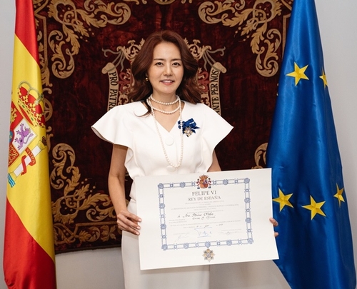 La presentadora de televisión y escritora Sohn Mina recibe la Cruz de Oficial de la Orden del Mérito Civil de España