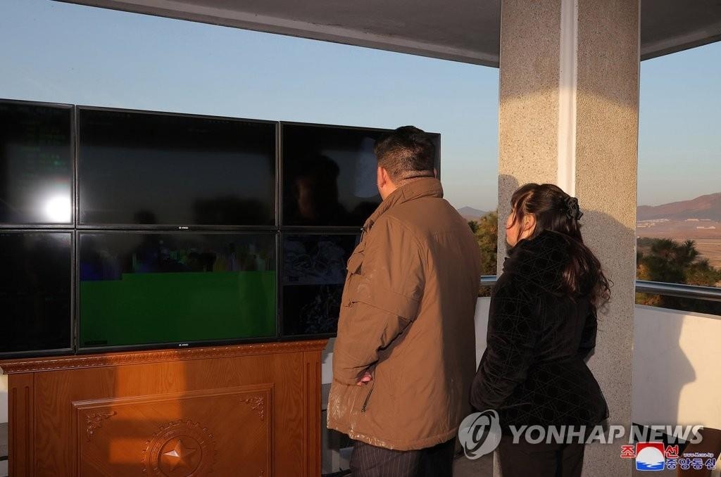La foto, proporcionada, el 17 de marzo de 2023, por la Agencia Central de Noticias de Corea del Norte, muestra al lider norcoreano, Kim Jong-un (izda.), y su hija Ju-ae, llevando a cabo una inspección "in situ" del lanzamiento de prueba de un ICBM Hwasong-17, realizado, el día anterior, en el Aeropuerto Internacional de Pyongyang. (Uso exclusivo dentro de Corea del Sur. Prohibida su distribución parcial o total) 