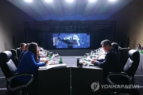 Los delegados de la BIE escuchan una presentación sobre la candidatura de Busan para la Expo Mundial 2030, el 5 de abril de 2023, en Busan, a 325 kilómetros al sureste de Corea del Sur. (Foto proporcionada por el Comité de Candidatura para la Expo Mundial de Busan 2030. Prohibida su reventa y archivo)