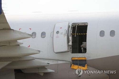 La foto muestra el avión A321-200 de Asiana Airlines después de aterrizar en el Aeropuerto Internacional de Daegu, a 237 kilómetros al sureste de Seúl, con una puerta de emergencia que fue abierta por una persona justo antes del aterrizaje.