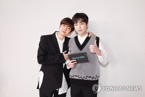 En la imagen, sin fechar, proporcionada por la agencia SM Entertainment, se muestra a Baekhyun (izda.) y Xiumin, del grupo masculino de K-pop EXO. (Prohibida su reventa y archivo) 