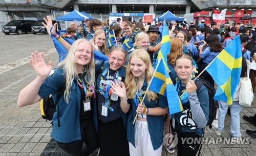 Skauci ze Szwecji, uczestnicy Światowego Jamboree Skautowego 2023, pozują do kamery, 11 sierpnia 2023 r., Gdy udają się na stadion Pucharu Świata w Seulu w dzielnicy Mapo w stolicy Korei Południowej na ceremonię zamknięcia i koncert. "super kpop na żywo".