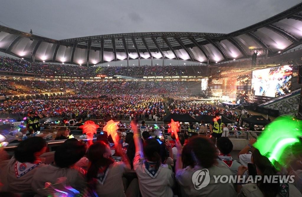 Skauci bawią się na koncercie K-pop, który odbył się bezpośrednio po ceremonii zamknięcia 25. Światowego Jamboree Skautowego na stadionie Pucharu Świata w Seulu na zachodzie stolicy, 11 sierpnia 2023 r. Korea Południowa (zdjęcie prasowe, zamknięte i zarchiwizowane) 