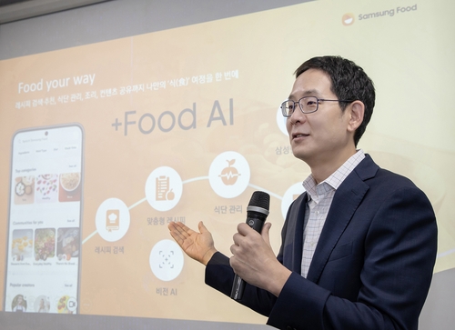 La imagen, tomada el 24 de agosto de 2023, muestra a Park Chan-woo, jefe del negocio de internet de las cosas de Samsung, hablando durante una conferencia de prensa en Seúl. 