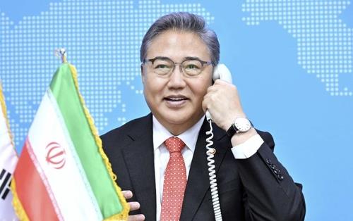 La foto, proporcionada, el 5 de septiembre de 2023, por el Ministerio de Asuntos Exteriores de Corea del Sur, muestra a su ministro, Park Jin, sosteniendo diálogos telefónicos con su homólogo iraní, Hossein Amir-Abdollahian. (Prohibida su reventa y archivo)