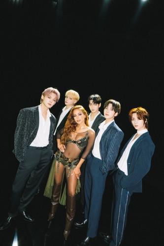 La foto, proporcionada por BigHit Music, muestra al grupo masculino de K-pop Tomorrow X Together (TXT) y la cantante brasileña Anitta. (Prohibida su reventa y archivo)