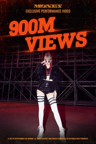 La imagen, proporcionada por YG Entertainment, muestra un póster para conmemorar los 900 millones de visualizaciones en YouTube del vídeo de la actuación exclusiva de "Money" de Lisa, integrante del grupo femenino de K-pop BLACKPINK. (Prohibida su reventa y archivo)