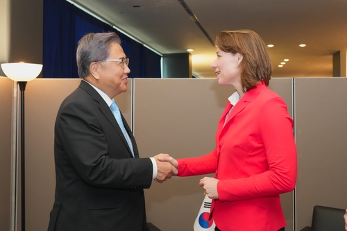 El canciller surcoreano se reúne con diplomáticos de los Países Bajos y otras naciones para discutir las relaciones bilaterales