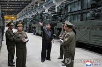 El líder norcoreano inspecciona un nuevo sistema de misiles tácticos