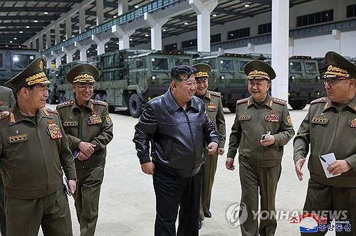 La foto, publicada, el 15 de mayo de 2024, por la KCNA, muestra al líder norcoreano, Kim Jong-un (centro), inspeccionando, el día previo, un nuevo sistema de armas de misiles tácticos, en un lugar desconocido. (Uso exclusivo dentro de Corea del Sur. Prohibida su distribución parcial o total)