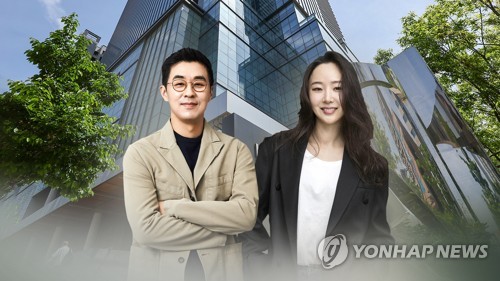 En esta imagen generada por ordenador y proporcionada por la Televisión de Noticias Yonhap, se muestra al director ejecutivo de Hybe, Park Ji-won (izda.), y la directora ejecutiva de ADOR, Min Hee-jin. (Prohibida su reventa y archivo)