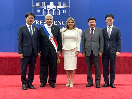 Una delegación surcoreana participa en la ceremonia de investidura del nuevo presidente de Panamá