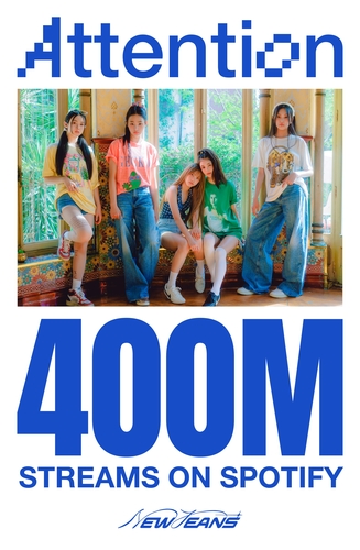 La imagen, proporcionada, el 1 de agosto de 2024, por ADOR, muestra el póster para celebrar los 400 millones de reproducciones de la canción "Attention", del grupo femenino de K-pop NewJeans, en Spotify, la mayor plataforma de transmisión en continuo de música del mundo. (Prohibida su reventa y archivo)