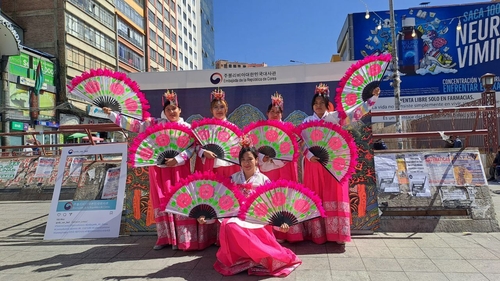 La foto, proporcionada por la Embajada de Corea del Sur ante Bolivia, muestra al equipo de baile que interpretó el "buchaechum", el 3 de agosto de 2024 (hora local), en La Paz, Bolivia, durante el evento de la Semana Coreana. (Prohibida su reventa y archivo)