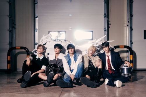 La imagen, sin fechar, proporcionada por BigHit Music, muestra una foto promocional de "The Star Chapter: Sanctuary", el nuevo álbum de la banda de K-pop Tomorrow X Together. (Prohibida su reventa y archivo)