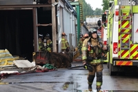 Los bomberos combaten el incendio en la planta de Kumho Tire por 3er. día