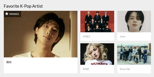 La foto, sin fechar, capturada del sitio web de los AMA, muestra a RM (izda.), quien resultó ganador en la categoría de artista favorito de K-pop. (Prohibida su reventa y archivo)