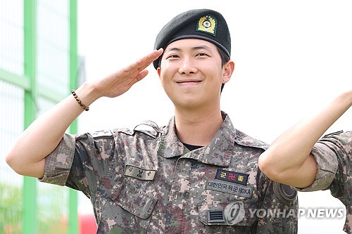 RM, líder de la megaestrella del K-pop BTS, saluda a sus fans, en un parque de Chuncheon, en la provincia de Gangwon, el 10 de junio de 2025, tras su licenciamiento militar.