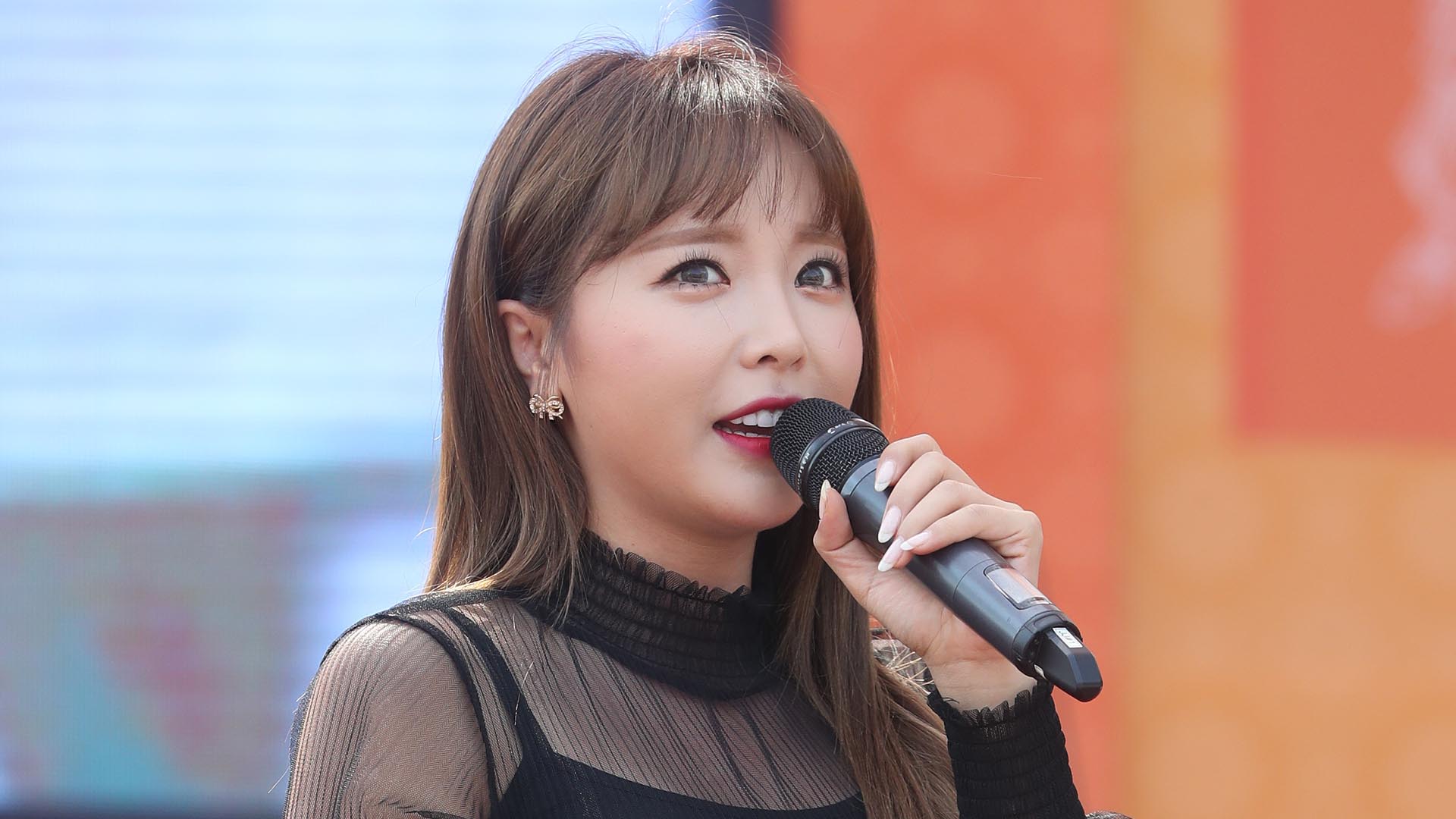 Hong Jin Young Песня