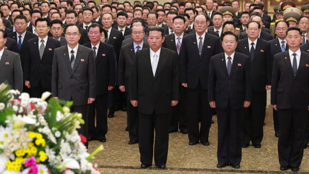 El líder norcoreano visita el mausoleo de los dos exlíderes para conmemorar el Año Nuevo