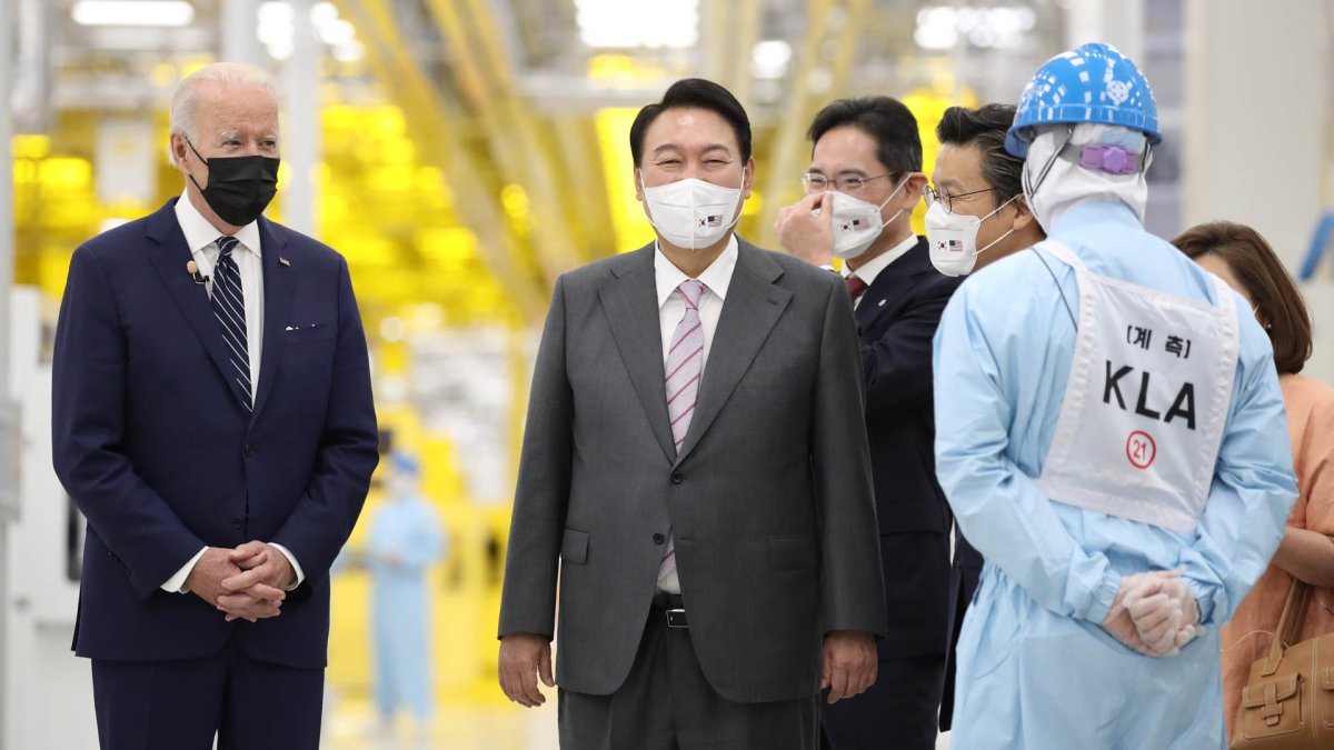 Yoon y Biden visitan la planta de chips de Samsung antes de su cumbre
