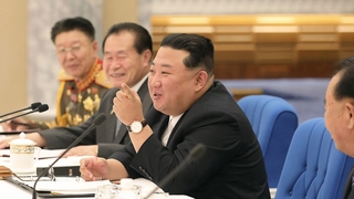 El líder norcoreano preside una reunión de la Comisión Militar Central para discutir políticas de defensa clave
