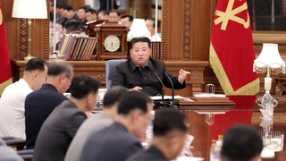 El líder norcoreano discute la reorganización de departamentos en una reunión del partido