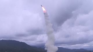 La Corée du Nord tire un missile balistique non identifié vers la mer de l'Est, selon le JCS