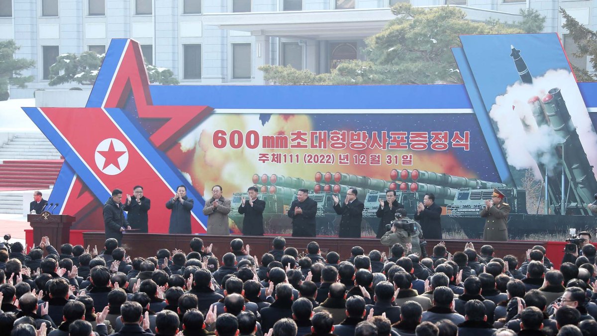 북한, 새해 첫날부터 미사일 도발…초대형방사포 성능 과시