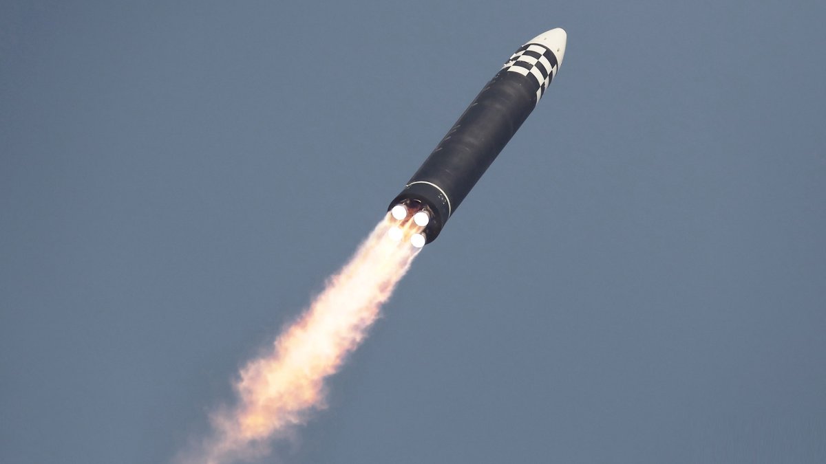 북한 "어제 ICBM '화성-15형' 발사 훈련"