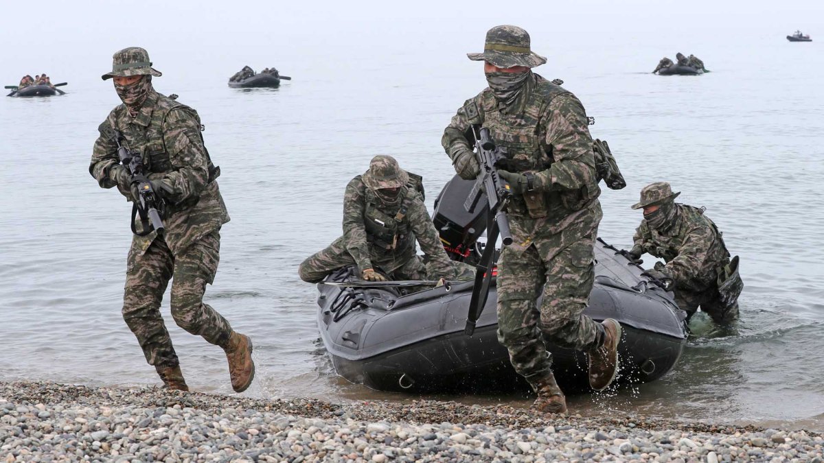 مشاة البحرية من كوريا والولايات المتحدة وبريطانيا يجرون تدريبات مشتركة على التسلل