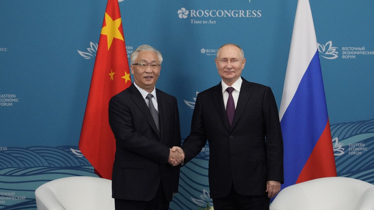푸틴 "러시아, 중국과 역사적 관계"…중국은 거리두기?