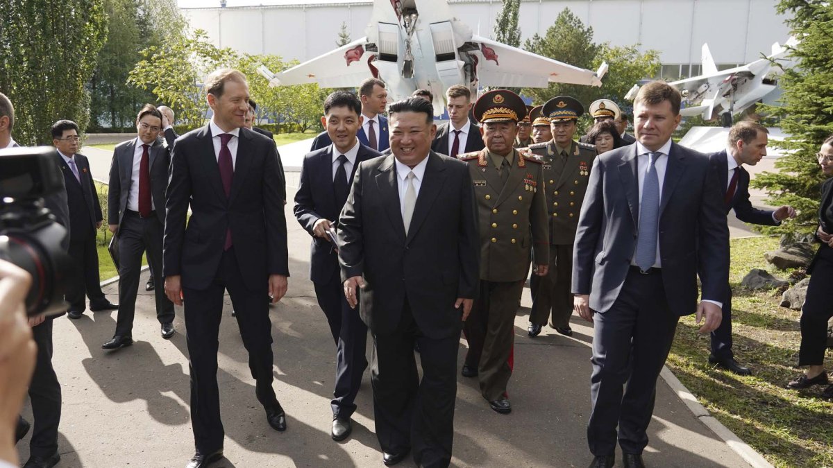 Kim Jong-un effectue une visite d'inspection dans une usine russe de chasseurs modernes