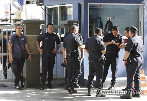경찰이 쿠알라룸푸르 공항에서 경비활동을 펴는 모습. [AP=연합뉴스]