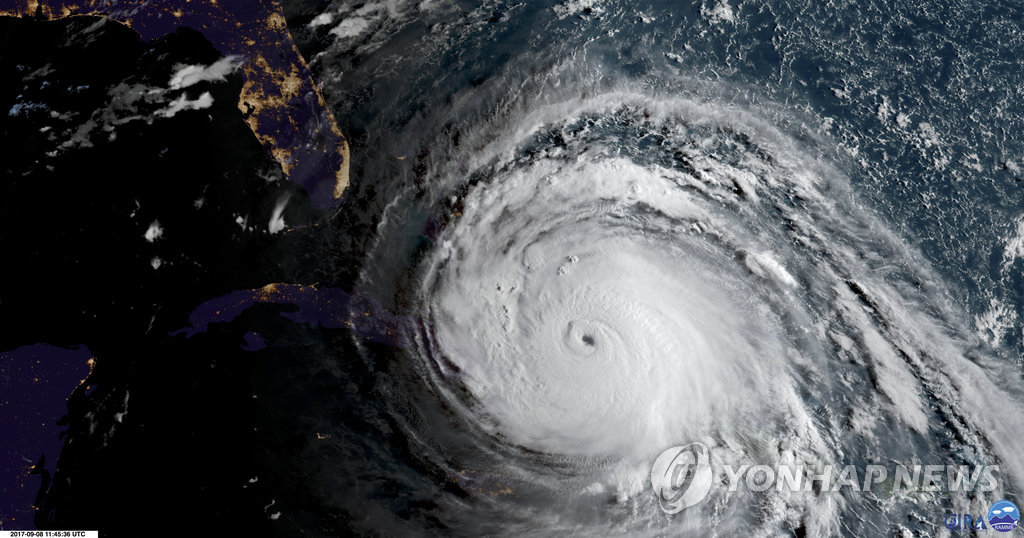 미국 국립해양대기국(NOAA)이 8일(현지시간) 오전 11시 45분에 촬영한 허리케인 '어마' 위성사진[AP=연합뉴스] 