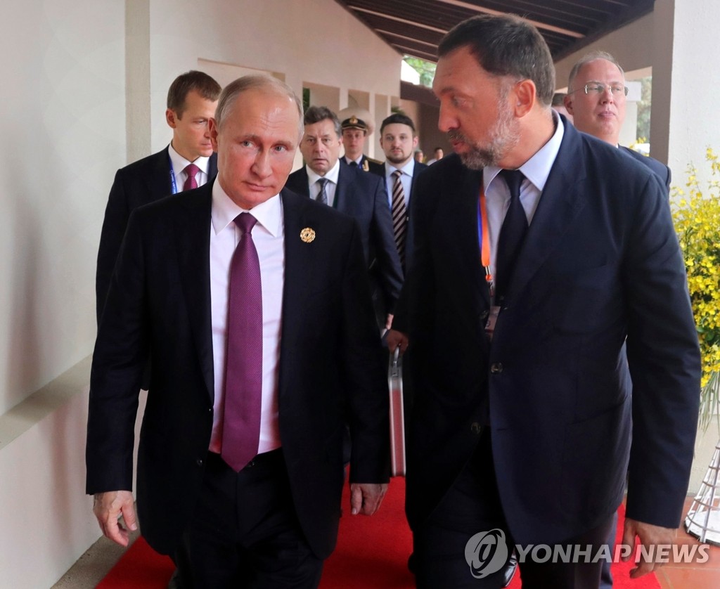 블라디미르 푸틴 러시아 대통령(왼쪽)과 올리가르히 올렉 데리파스카 [AP=연합뉴스]