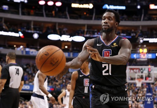 '우리 엄마를 욕해?' 관중에 공 던진 NBA 선수 퇴장