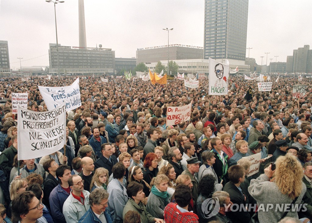 옛 동독시절 알렉산더플라츠에서의 민주화 시위 [AP=연합뉴스]