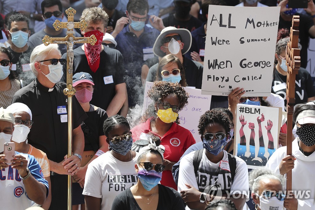 미국 텍사스에서 마스크를 쓰고 '조지 플로이드' 인종차별반대 시위에 나선 시위대