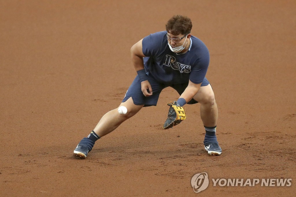 In this Associated Press photo, Choi Ji-man of the Tampa Bay Rays takes a ground ball during practice at Tropicana Field in St. Petersburg, Florida, on July 4, 2020. (Yonhap)