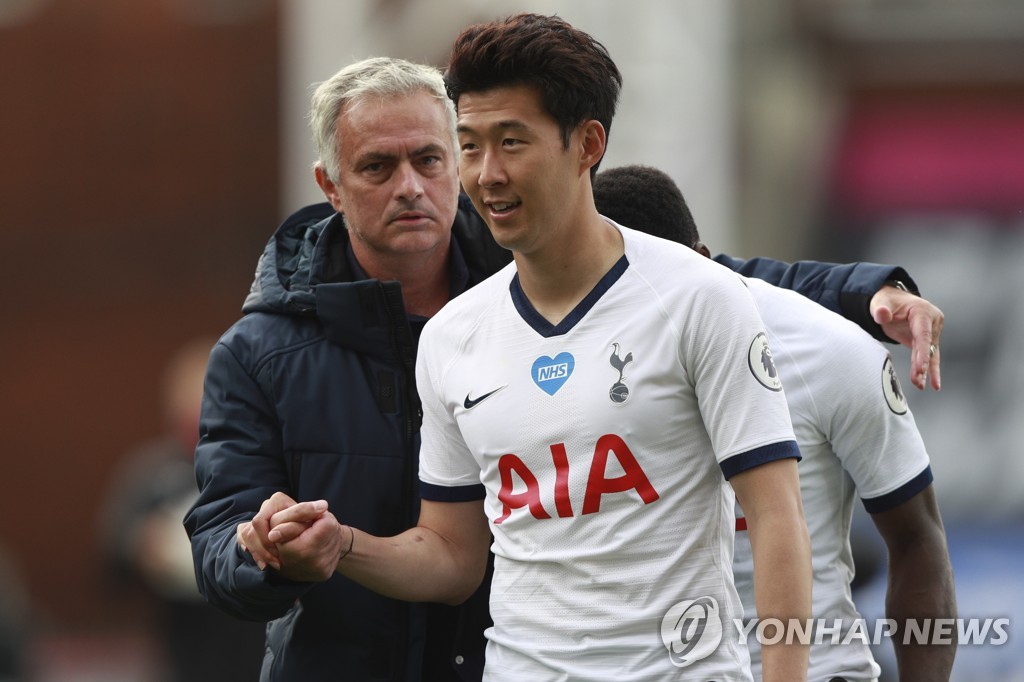 In this Associated Press photo, Son Heung-min of Tottenham Hotspur (R) shakes hands with his head coach Jose Mourinho after the end of a Premier League match against Crystal Palace at Selhurst Park Stadium in London on July 26, 2020. (Yonhap)