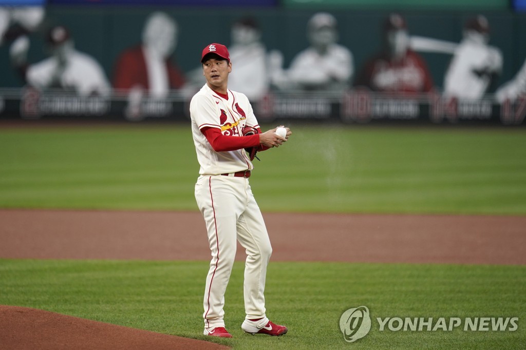 In this Associated Press photo, Kim Kwang-hyun of the St. Louis Cardinals prepares to pitch against the Cincinnati Reds in the top of the first inning of a Major League Baseball regular season game at Busch Stadium in St. Louis on Aug. 22, 2020. (Yonhap)