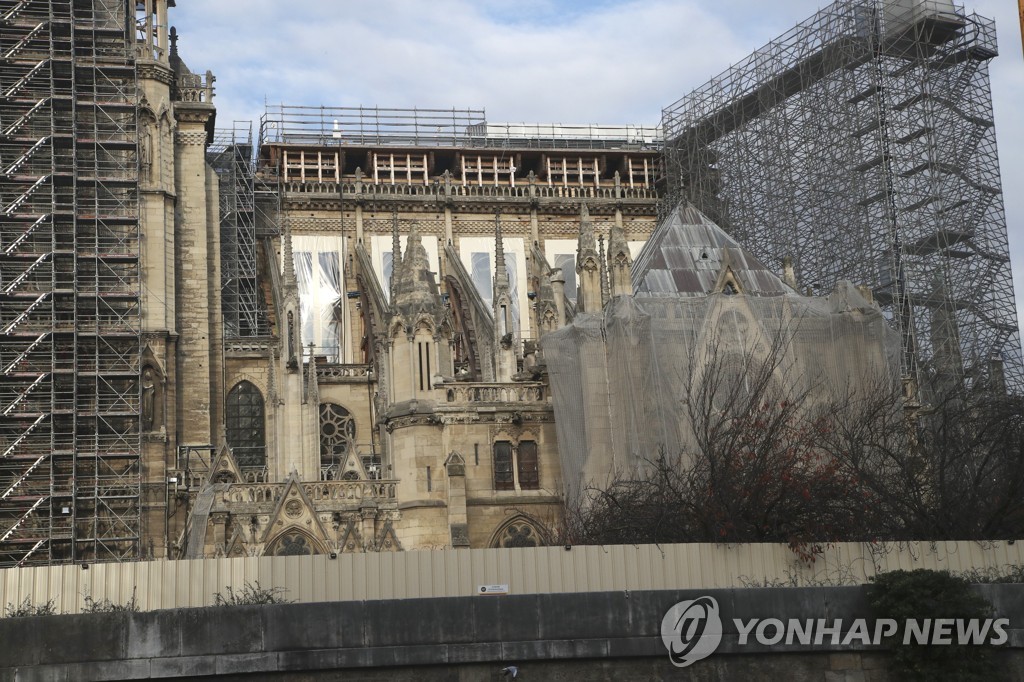 복원 공사가 진행 중인 프랑스 파리 노트르담 대성당