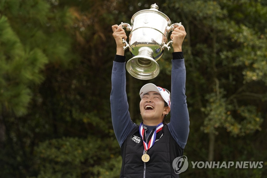 In this Associated Press file photo from Dec. 14, 2020, Kim A-lim of South Korea hoists the championship trophy after winning the U.S. Women's Open at Champions Golf Club in Houston. (Yonhap)