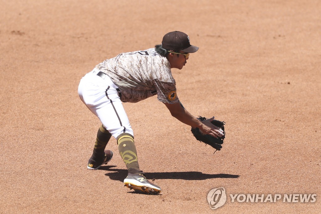 5회 메츠 페라사의 땅볼을 잡아 병살을 시도하는 김하성 